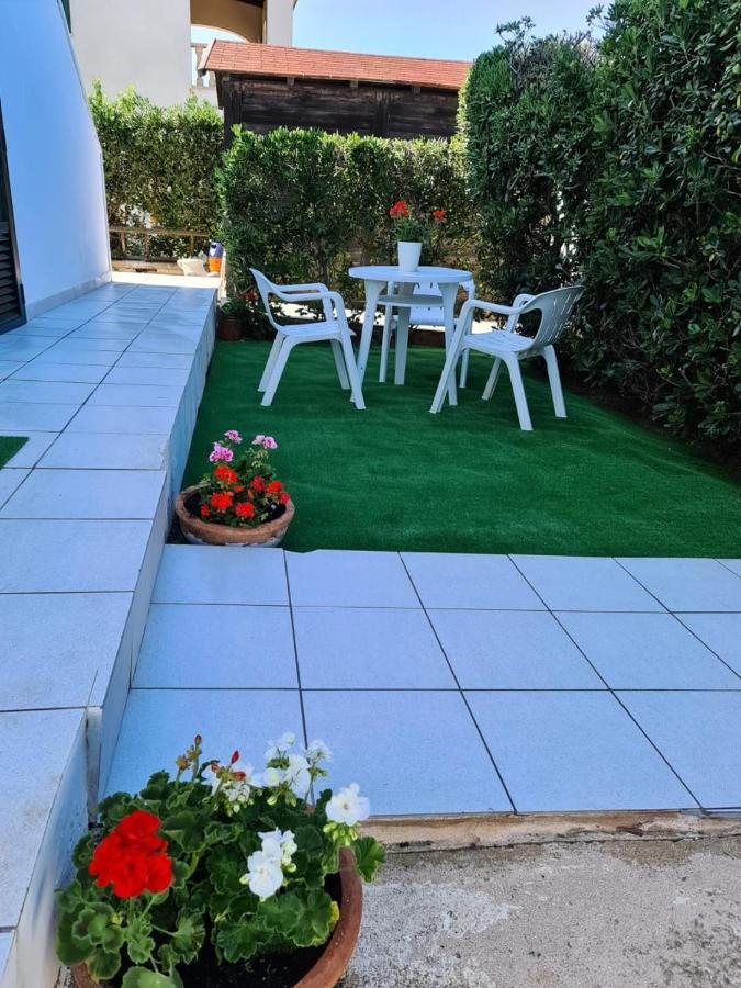 Apartamentos Delfines Cala Blanca  Exterior photo